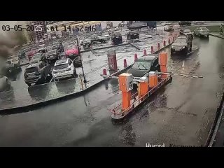 😬 Заехал в ТЦ «Омега» и остался без прав  В Екатеринбурге водитель лишился прав после неудачной попытки заехать на... (видео)