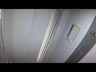 На Парнасе мужчина в лифте отобрал у 14-летнего подростка мобильник. Это произошло вчера около четырех часов дня в... (видео)