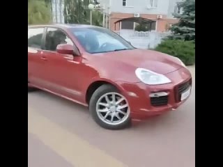 В Батайске водитель Porsche «случайно» заехал на тротуар и тут же пожалел об этом.  Его окружили разгневанные мамы, а... (видео)