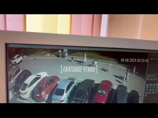 Воспитатель упала на двухлетнего ребёнка в частном саду Екатеринбурга.  На кадрах видно, как женщина ведёт малыша за... (видео)