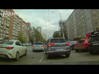 Подписчик поделился с нами моментом ДТП, которое произошло сегодня днем на Сулимова  Столкнулись три машины.... (видео)