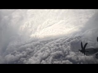 😳Появились уникальные кадры из «глаза» урагана «Мелисса» — самого мощного в 2025 году  Самолёт-разведчик Hurricane... (видео)