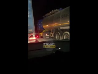 Сегодня ночью на трассе в Мошковском районе, около Кошево, водитель бензовоза врезался в другой грузовик, двигающийся в... (видео)