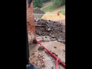 Вчерашний ливень не пощадил даже кремль. Между Зачатской и Георгиевской башнями, где сейчас благоустраивают территорию,... (видео)
