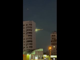 Нечто, напоминающее метеорит, заметили в небе над Москвой    Над столицей и областью жители заметили таинственный... (видео)