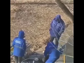 Вопиющая халатность медиков: оставленный на улице человек страдает без помощи  В шокирующем инциденте, произошедшем на... (видео)