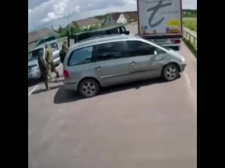 Житель Украины смог дать отпор выездной группе ТЦК, угрожавшей ему насильственной мобилизацией. Об этом сообщил депутат... (видео)