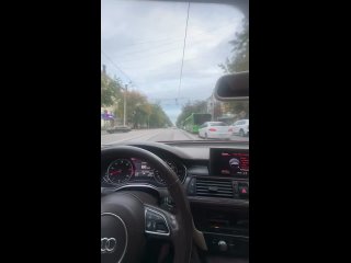 Гонщик на «Ауди» решил объехать пробку по трамвайным путям. При этом лихач пересёк сплошную.  Напомним, что за такое... (видео)