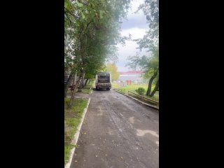 Двор Томина 83 в самом центре города, нет дороги от слова совсем, а еще нас давит «Чистый город», из подъезда не выйти... (видео)