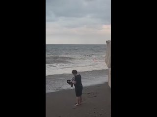 😱В Алуште штормовое море едва не унесло женщину  Она в это время находилась прямо на краю пляжа.  Самостоятельно... (видео)