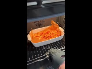 Куриное филе под сырной шапочкой🧀   Ингредиенты: - куриное филе - 700 гр - соль - по вкусу - перец - по вкусу -... (видео)