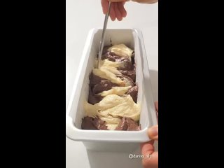 Мраморный кекс🍰   Ингредиенты: - сливочное масло - 160 гр - сахар - 150 гр - яйцо - 2 шт - молоко - 130 мл - мука -... (видео)