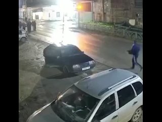 На ваших экранах — несостоявшаяся «Свердловской резни бензопилой».    В пгт Арти мужчина с заведённой бензопилой напал... (видео)