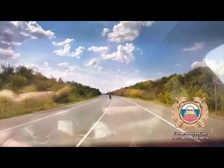 Под Аксаем произошла страшная авария. По предварительной информации, водитель «ГАЗели» выехал на главную дорогу и не... (видео)