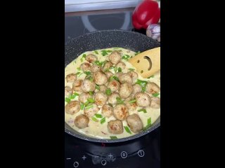 Фрикадельки в сметанном соусе😋  Ингредиенты: - фарш - 450 гр  - яйцо - 1 шт - соль - по вкусу - перец - по вкусу  -... (видео)