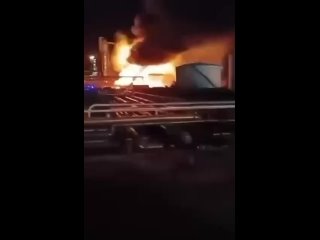 Горит третий НПЗ в Европе, занимающийся переработкой поступающей из России нефти — СМИ    Сообщается, что пожар... (видео)