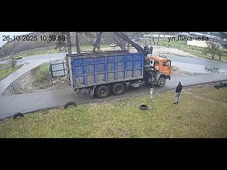 Ломовая наглость — на Бору какие-то хитрые граждане решили воспользоваться мусорной площадкой. Они вывалили там кучу... (видео)