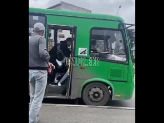В маршрутке №83 случилась поножовщина. Пара пассажиров громко включала музыку, пила пиво и материлась. Когда другие... (видео)