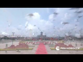 Восемьдесят тысяч голубей выпустили на параде в Китае, они ознаменовали торжественное завершение процессии.    Птицы... (видео)