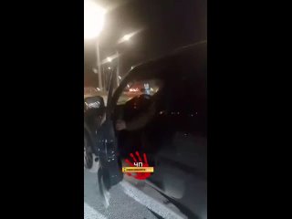 Разборки с ножом на дороге в Новосибирске   Ехали по Бугринскому мосту, никого не трогали, человек начал моргать, чтобы... (видео)