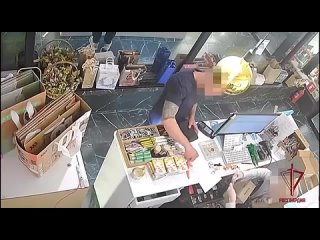 В Москве задержали 30-летнего уроженца Ростовской области, который пытался купить товары в магазинах на Новом Арбате с... (видео)
