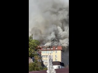 🔥 В Сочи горит мансарда пятиэтажки   Крупный пожар произошёл на улице Альпийской. По данным МЧС, пламя охватило 300... (видео)