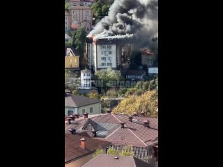 🔥 В Сочи горит мансарда пятиэтажки   Крупный пожар произошёл на улице Альпийской. По данным МЧС, пламя охватило 300... (видео)