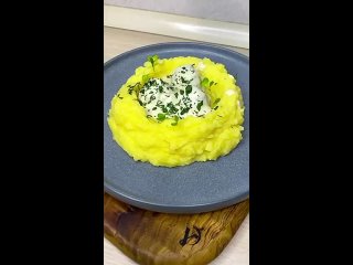 Фрикадельки в сливочном соусе😊  Ингредиенты: - фарш - 1 кг - яйцо - 1 шт - крахмал - 1 ст.л - лук - 1 шт - соль - по... (видео)