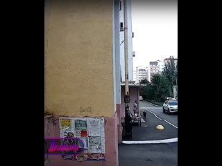 Момент взрыва многоэтажки в Саратове с другого ракурса — упавшие обломки едва не упали не гулявших детей    В момент... (видео)