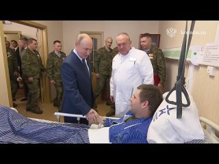 🙏🏻 Путин приехал в военный госпиталь, навестить раненых бойцов    Президент России Владимир Путин приехал в... (видео)