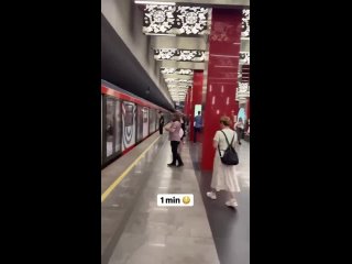 В интернете стало популярным видео, на котором поезд московского метро прибывает ровно через минуту после того, как... (видео)