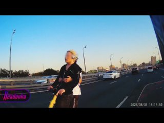 Два московских зумера настолько потеряли страх, что решили промчаться по встречке на одной из самых оживленных улиц   ... (видео)