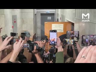 Аглая Тарасова доставлена в суд. Сейчас ей будут избирать меру пресечения.    Актриса в очках и капюшоне, она спрятала... (видео)