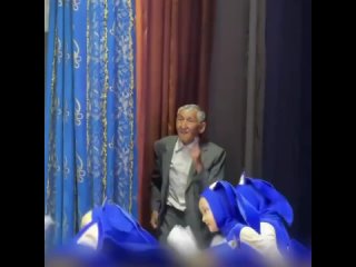 76-летний учитель танцев из казахстанского села показал всему интернету, что значит наслаждаться любимой профессией.   ... (видео)