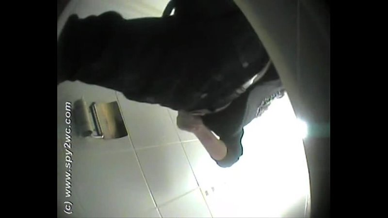 Скрытая камера в туалете женской общаги Порноконтакт: