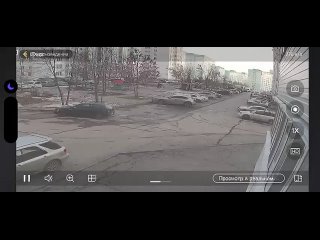 В Новосибирске мальчик врезался в машину, которая ехала во дворе дома 45 на улице Татьяны Снежиной.    На кадрах видно,... (видео)