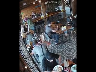 В Иркутске два блогера устроили драку в кафе из-за разных политических взглядов  Егор вернулся в РФ спустя 3 года после... (видео)