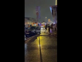 На Фонтанке дымился Лениздат – во дворе горела пристройка.   Клубы дыма окутали небо над БЦ "Лениздат" в восьмом часу... (видео)