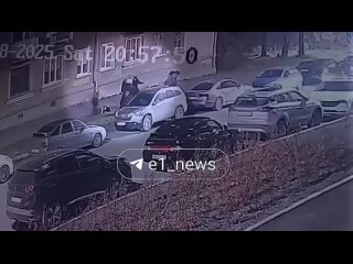 Появилось видео конфликта на Уралмаше, в ходе которого таксист несколько раз выстрелил в пассажира   По словам... (видео)