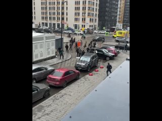 Толпа мигрантов устроила погром в ЖК «Прокшино» в Москве    Мигранты, вооружившиеся палками, инструментами и... (видео)