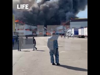 В Подмосковье вспыхнул крупный пожар на складе мебели. По данным SHOT, возгорание произошло рядом со станцией Катуар в... (видео)