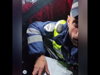 🚔Кировские полицейские проверяют коллегу-Гаишника, который назвал участника СВО "наемником" и "убийцей".   Инспектор... (видео)