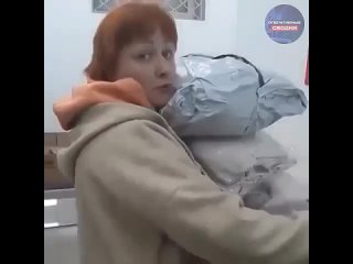 Клиентка явилась в пункт выдачи заказов за пять минут до завершения рабочего дня. Потребовала перемерить всю коробку... (видео)