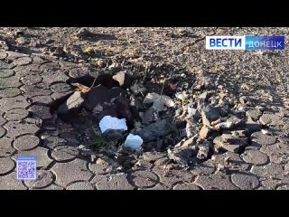 Последствия ночной атаки украинских БПЛА на центр Горловки    Повреждения получили многоквартирные жилые дома и объекты... (видео)