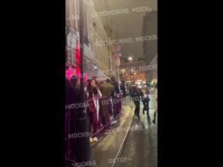 В Москве на вечеринке в баре произошла давка, в результате которой гости остались без одежды.  На костюмированное... (видео)