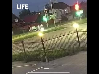В Тамбове легковой автомобиль протаранил толпу людей на пешеходном переходе.   Авария произошла вечером на Мичуринской... (видео)