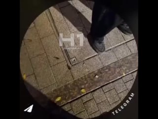 🛹 Скейтеры устроили скейт-парк в только что отремонтированном заповедном квартале у церкви Трёх Святителей на улице... (видео)