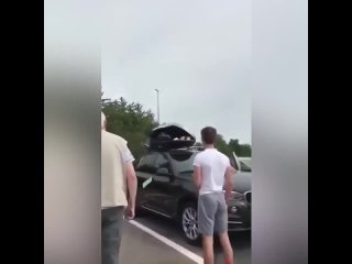 "Сюрприз!" Семья британцев, отправившись в путешествие по Европе, обнаружила в багажнике своего автомобиля двух... (видео)