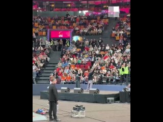 Этим вечером на УГМК Арене выступили «Отпетые мошенники».    Они сделали это в перерыве важного матча: уралочки из... (видео)