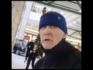 В торговом центре «Лондон Молл» 65-летний мужчина предложил 17-летней сотруднице «Ростикса» выпить пива. Когда она... (видео)